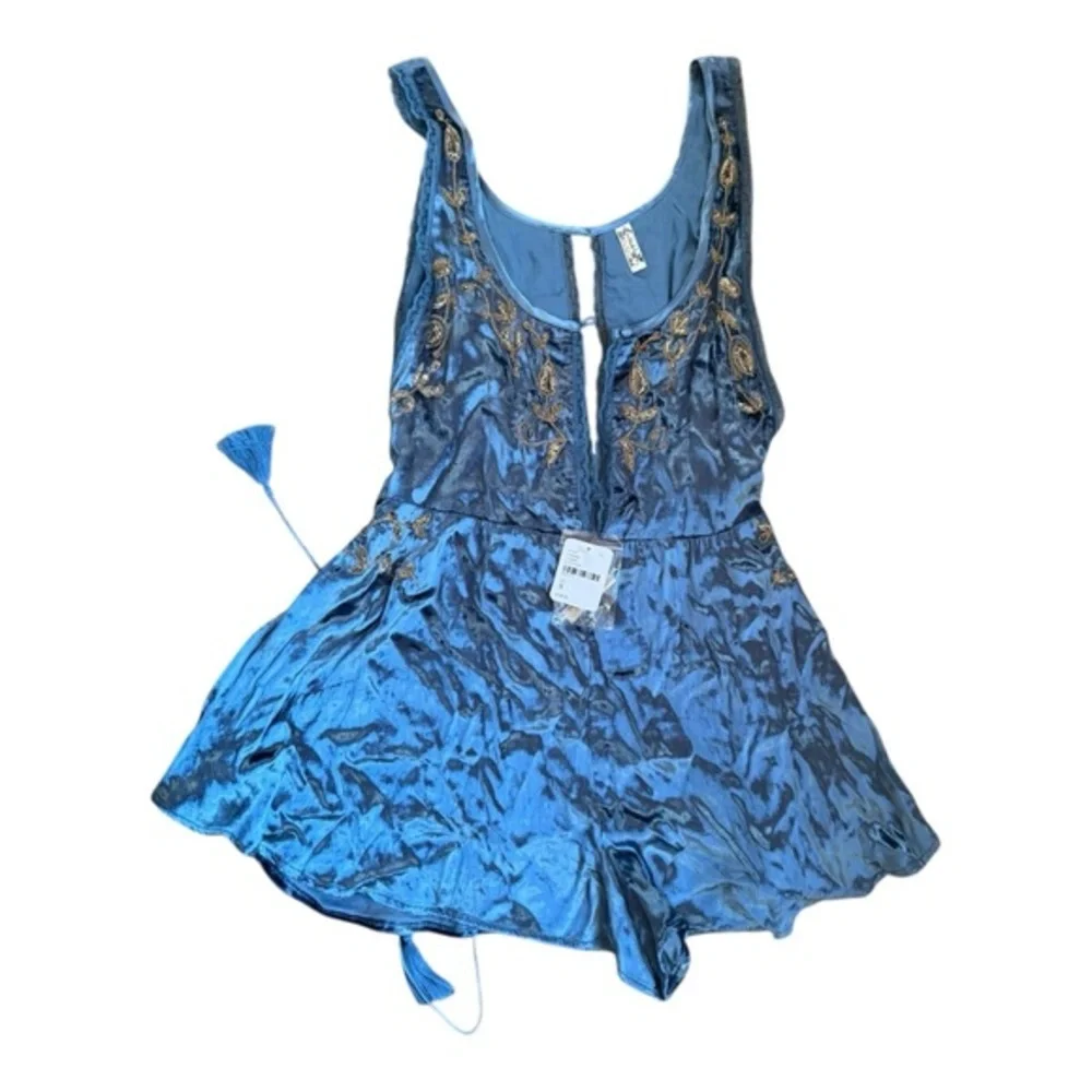 NWT Free People Intimatley Blue Eyes Velvet
Romper size Small - Picture 4 of 11